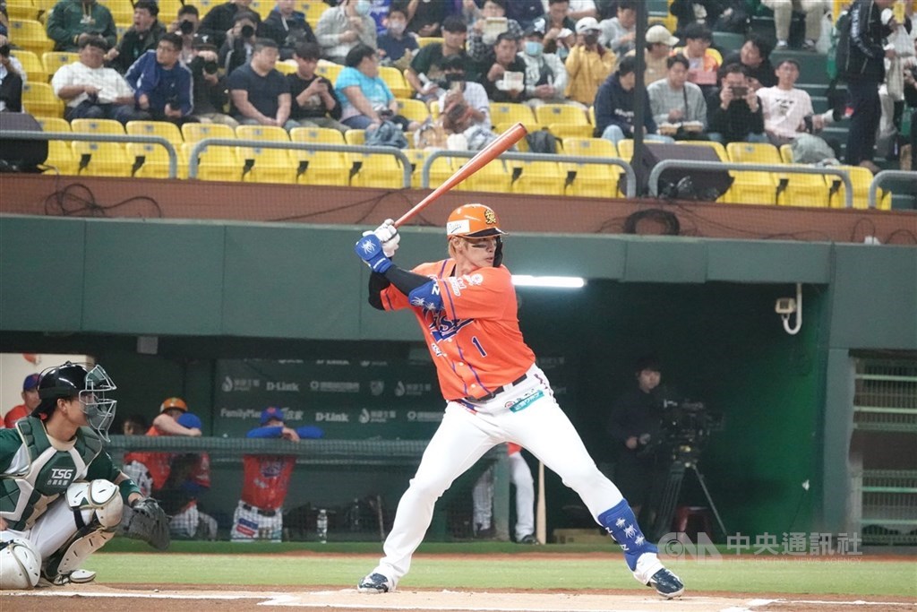 台鋼雄鷹交手日韓好手 陽岱鋼再次返台獻技