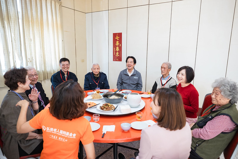  賴清德出席弘道老人福利基金會「寒冬助老拜早年陪伴獨居長輩圍爐」活動。 圖：總統府提供 