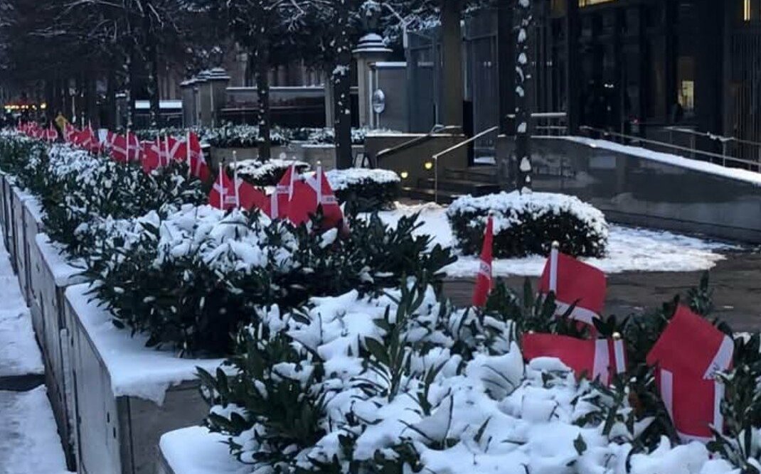 川普日前才失言!格陵蘭衝突還未了 美使館又強拆戰爭悼念旗 丹麥整個怒了.....