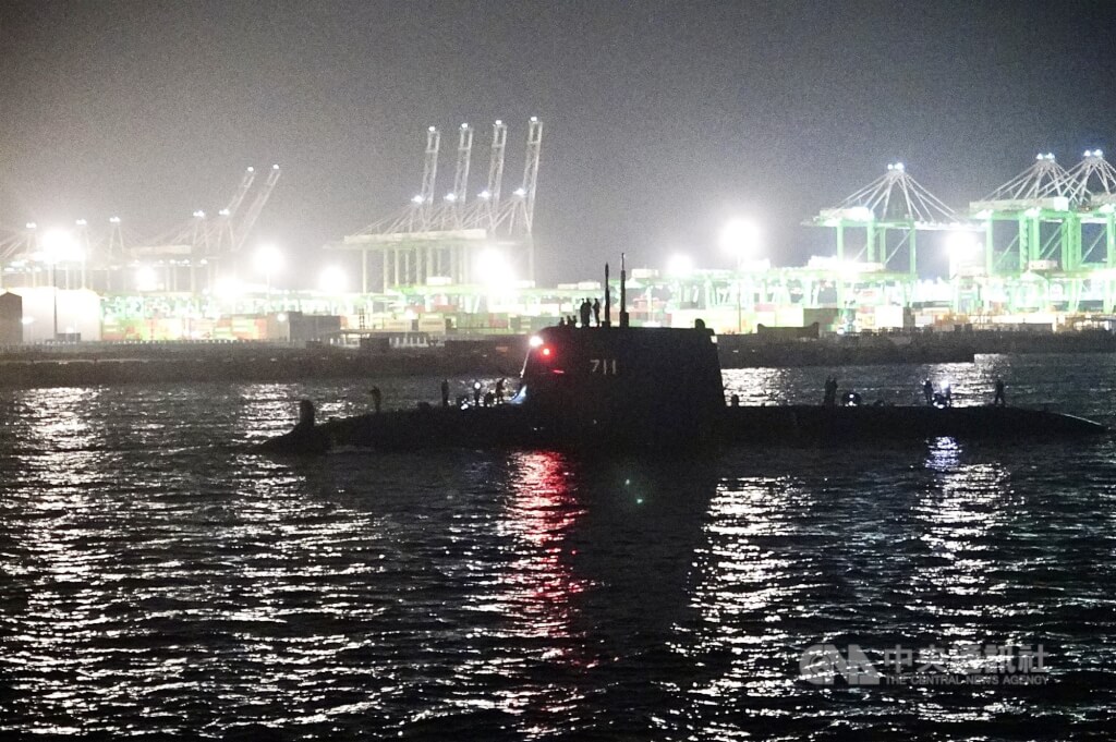 海鯤艦首度潛航測試 晚間返港、民眾看直播喊加油