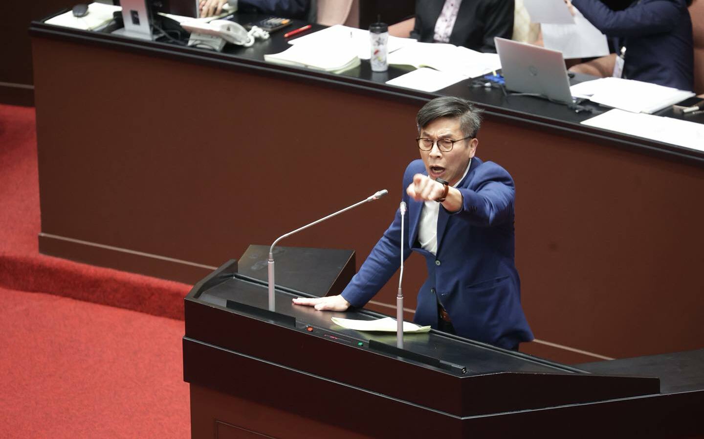 立院會期落幕!感嘆少數苦戰 鍾佳濱暗批黃國昌:背叛過去的自己