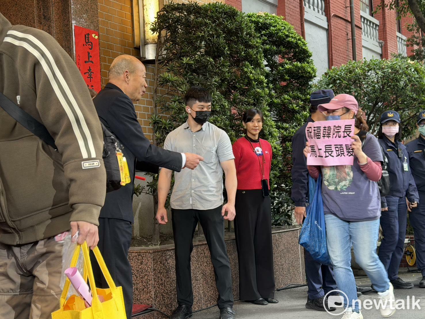  韓粉舉「祝福韓院長馬上長頭髮」標語，韓國瑜笑說，跟佳芬姐生娃一樣難。 圖：高逸帆／攝 