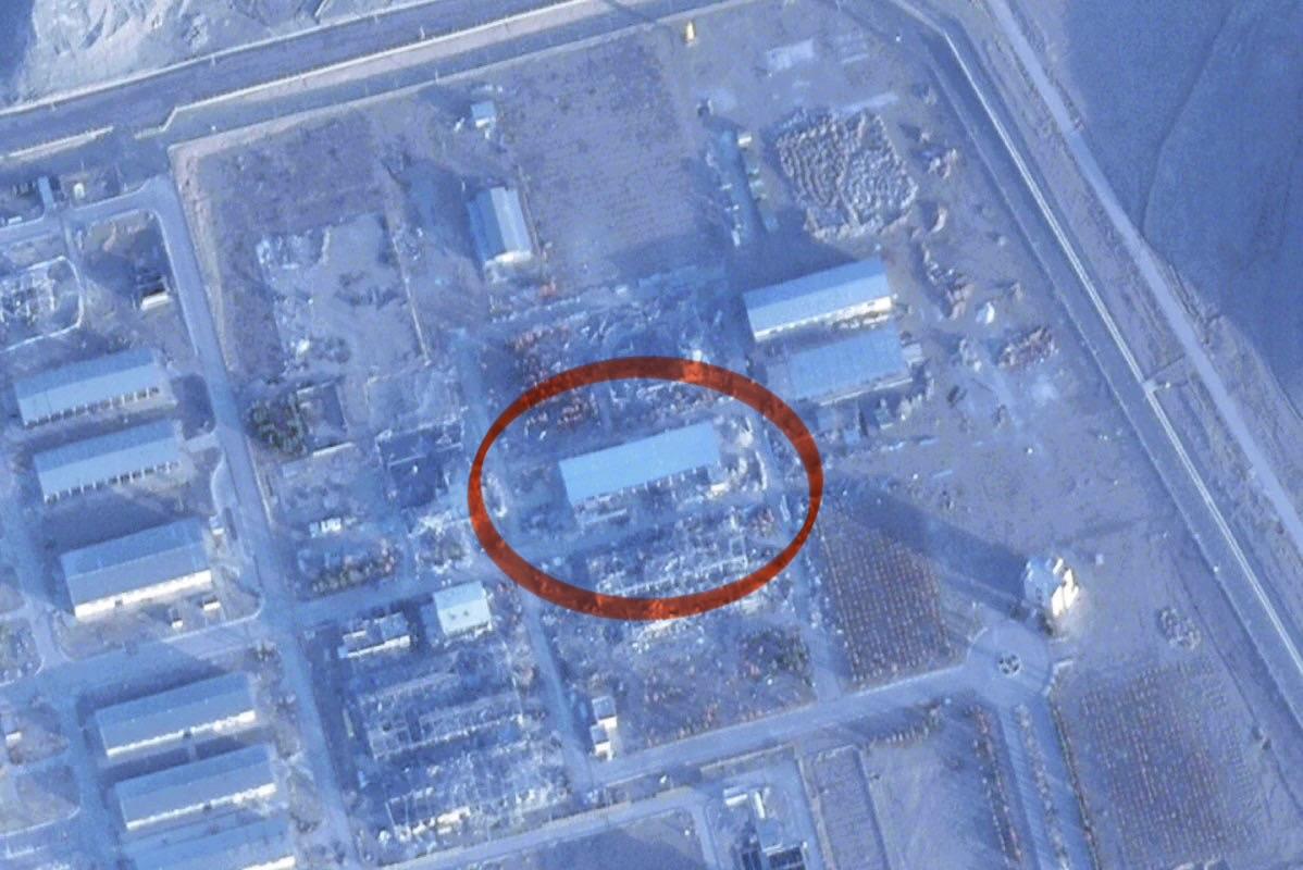  去年 6 月遭美軍 B-2 轟炸機重創的納坦茲與伊斯法罕設施，屋頂修復工程已悄然完工。 圖：翻攝自 X 