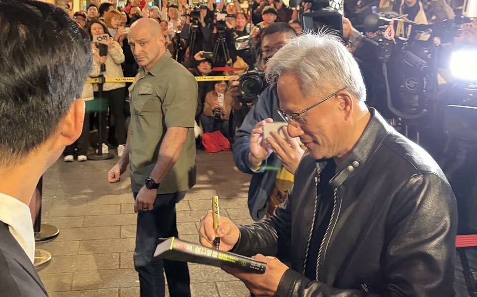 黃仁勳「兆元宴」剛落幕就出事!磚窯餐廳驚傳失火 濃煙竄至4樓