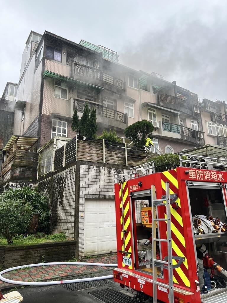 基隆七堵透天厝火警 2人受困3樓陽台獲救