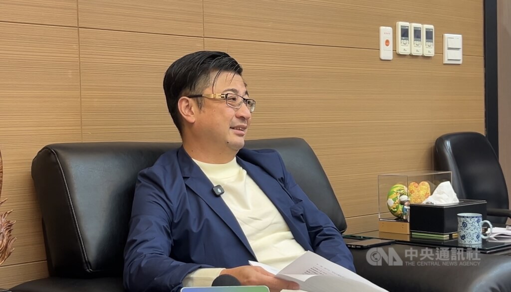 帶網紅開箱豪宅掀熱議 謝典霖:讓好奇的人有解答