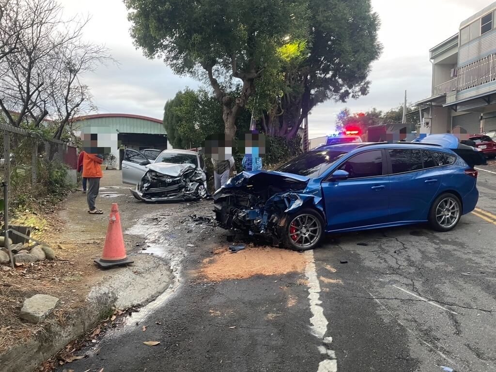 苗栗卓蘭2車迎面碰撞 4人受傷送醫