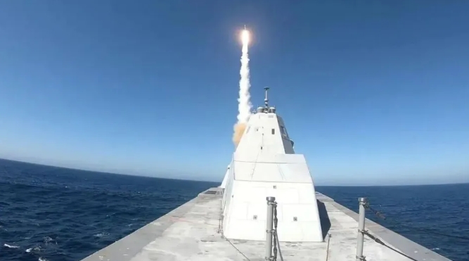  美軍戰艦發射標準-2 導彈。 圖 : 翻攝自環球網 