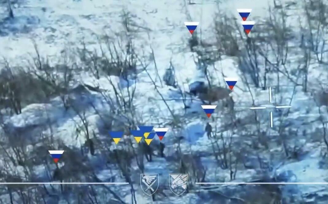 (影)虎口脫險!4烏軍戰俘被押密林將槍決 無人機急救援炸的俄兵鼠竄逃命