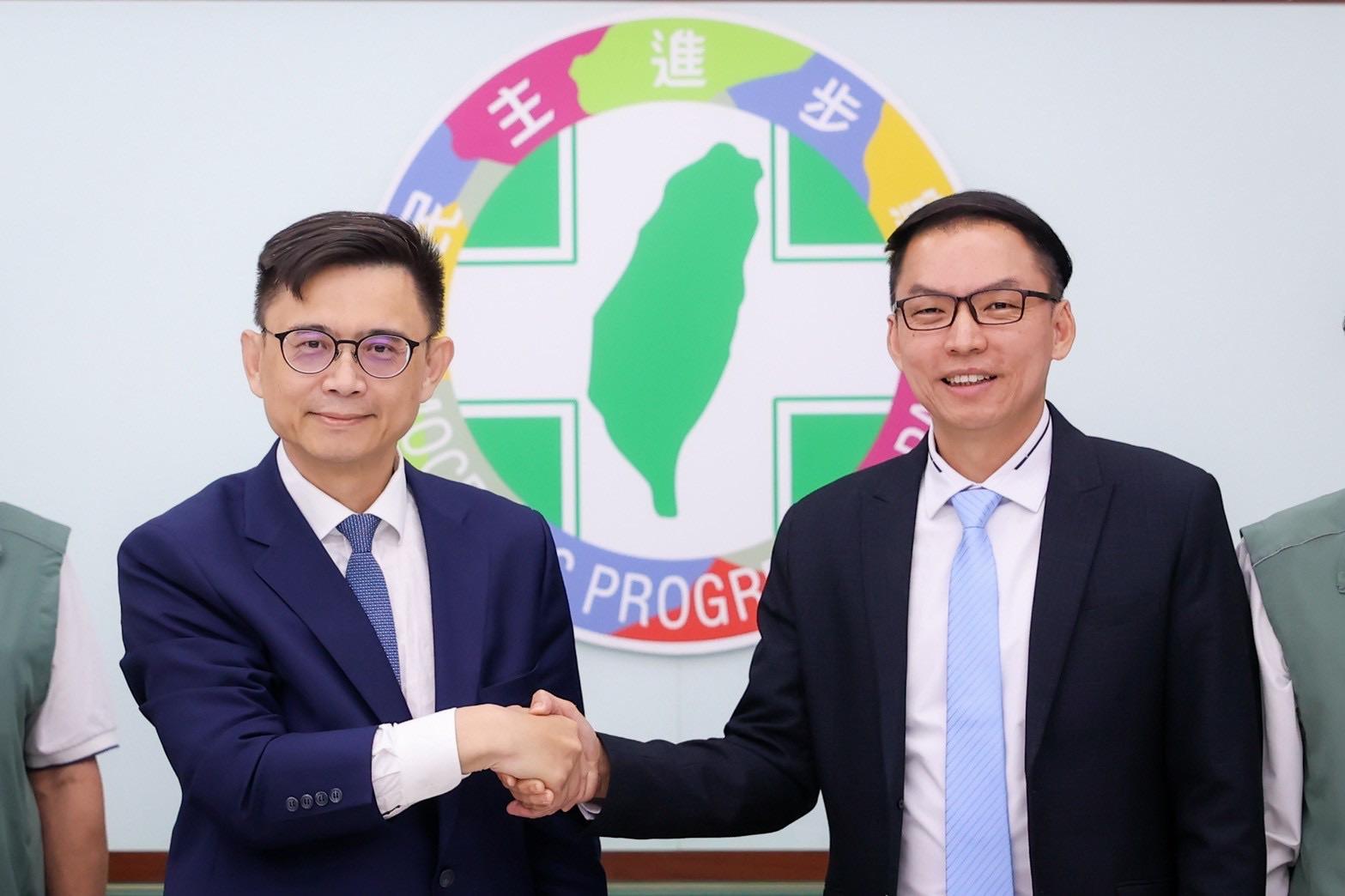  賴瑞隆(左)初選後拜會黃文益(右)，雙方達成高度共識，展現團結一致的決心。 圖：賴瑞隆辦公室/提供（資料照）