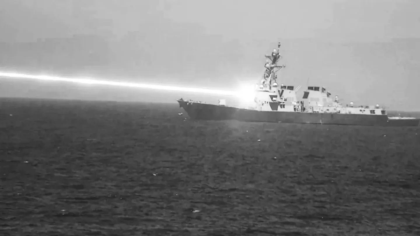  美國海軍驅逐艦「普雷貝爾號（DDG-88）」過去曾成功使用60千瓦級高能雷射武器HELIOS擊落4架無人機。 圖：翻攝US NAVY 