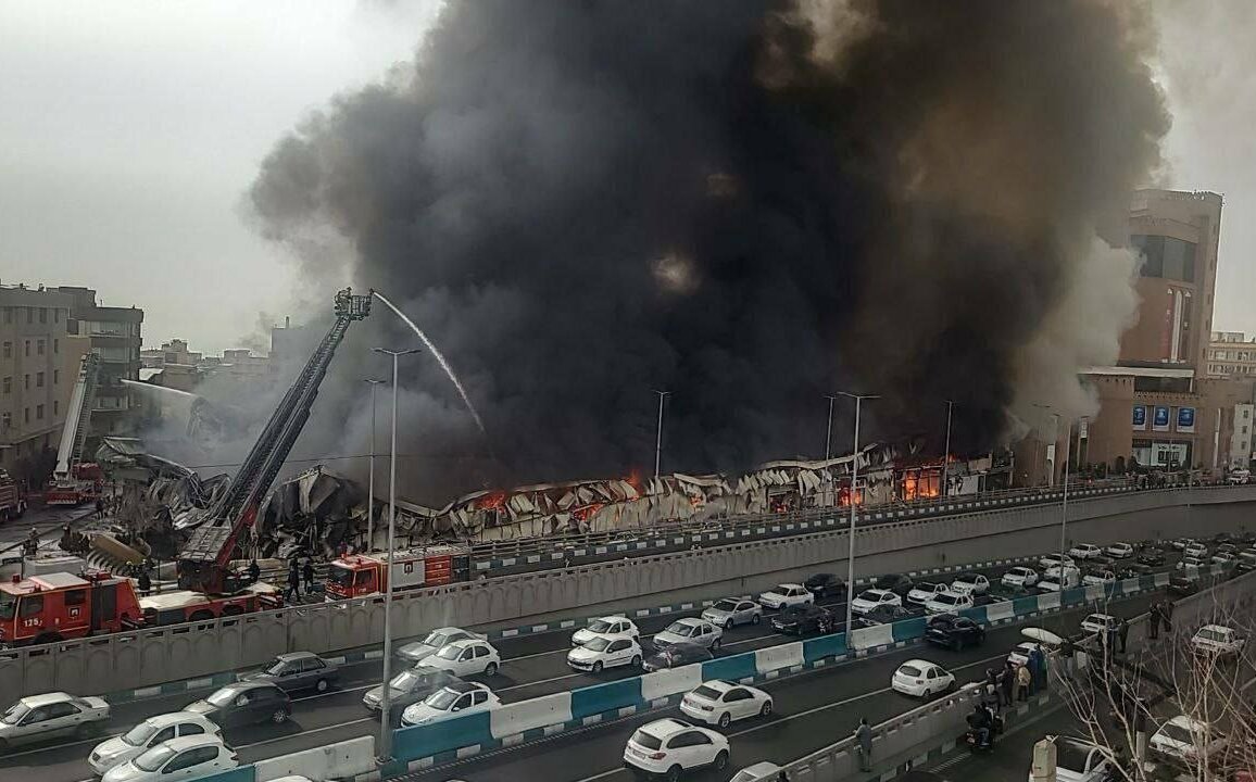 (影)德黑蘭市集發生爆炸 市場被大火吞噬 火光數公里外清晰可見