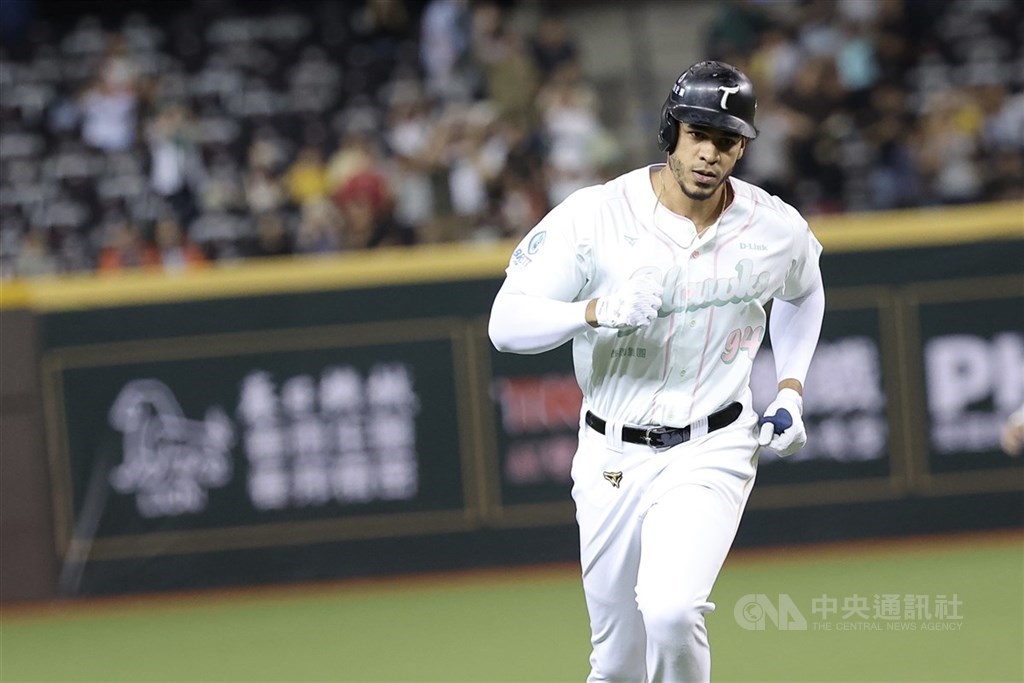 樂見中職各隊找洋砲 洪一中:能讓比賽更好看