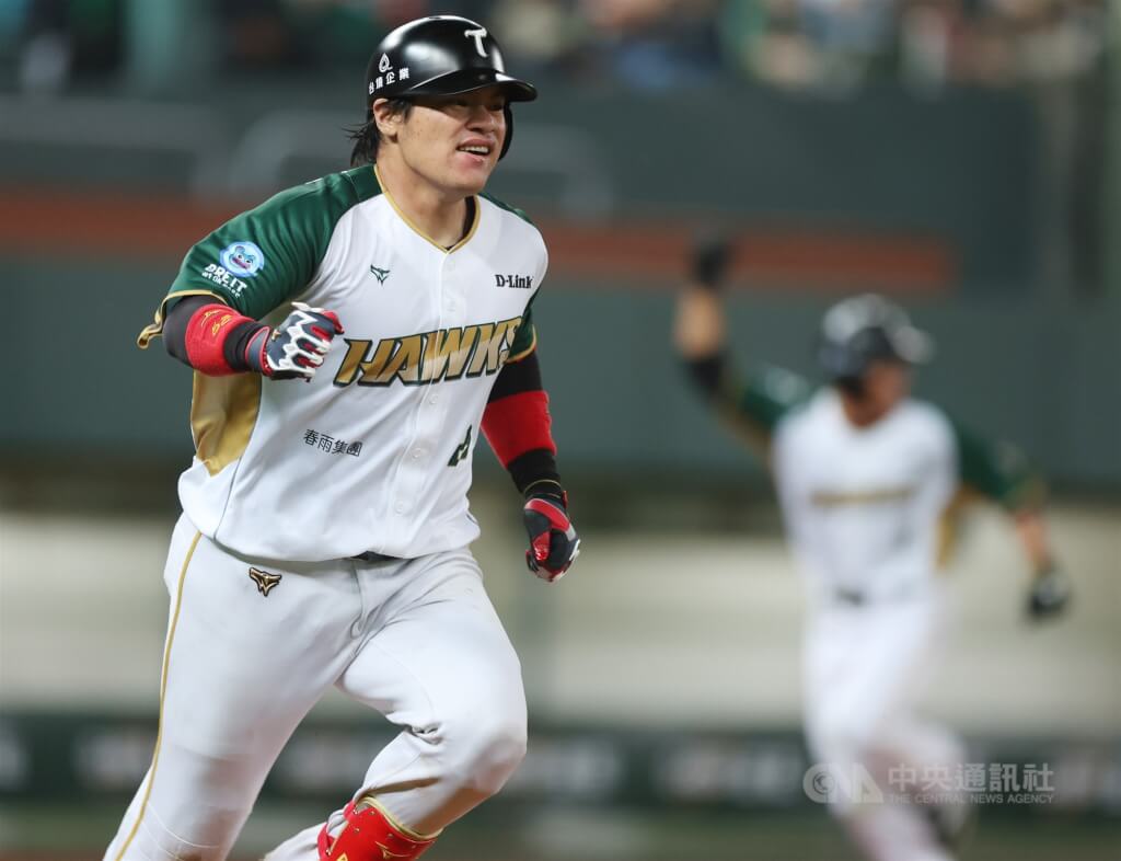 雄鷹主戰捕手張肇元手肘不適 初診右手肘韌帶撕裂