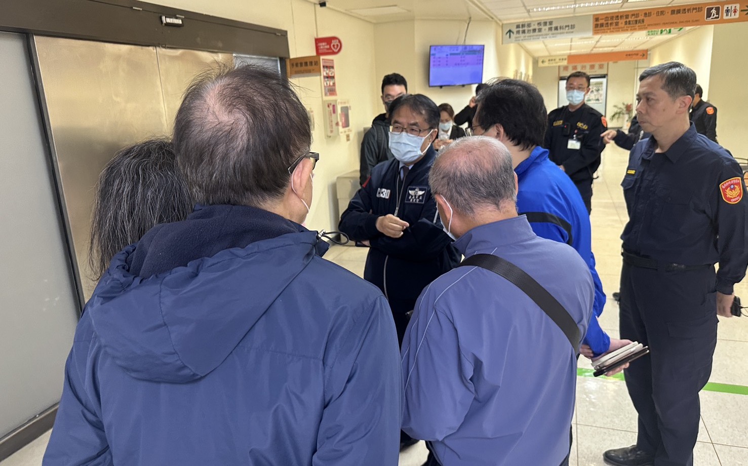 台南驚傳隨機傷人案!「磨腳皮刀」捅傷2人 黃偉哲赴醫院關心傷者