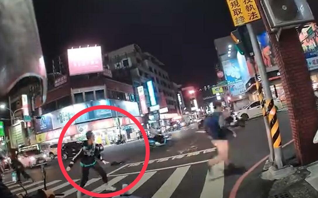台南隨機砍人案釀2傷 29歲男持長刀攻擊畫面曝光