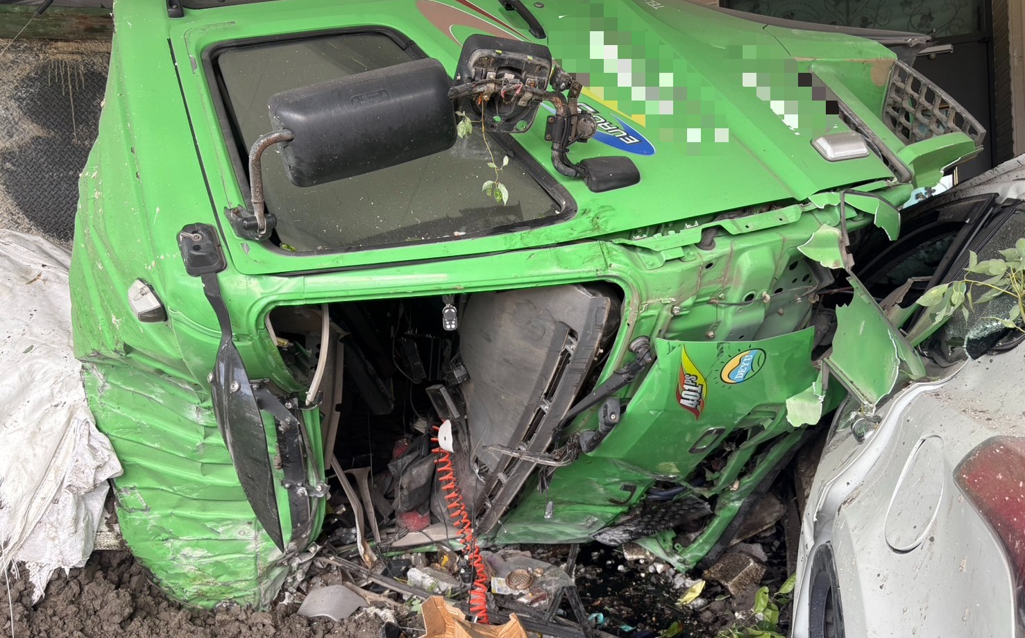 台東拖板車失控衝撞民宅 駕駛遭拋飛摔路面身亡