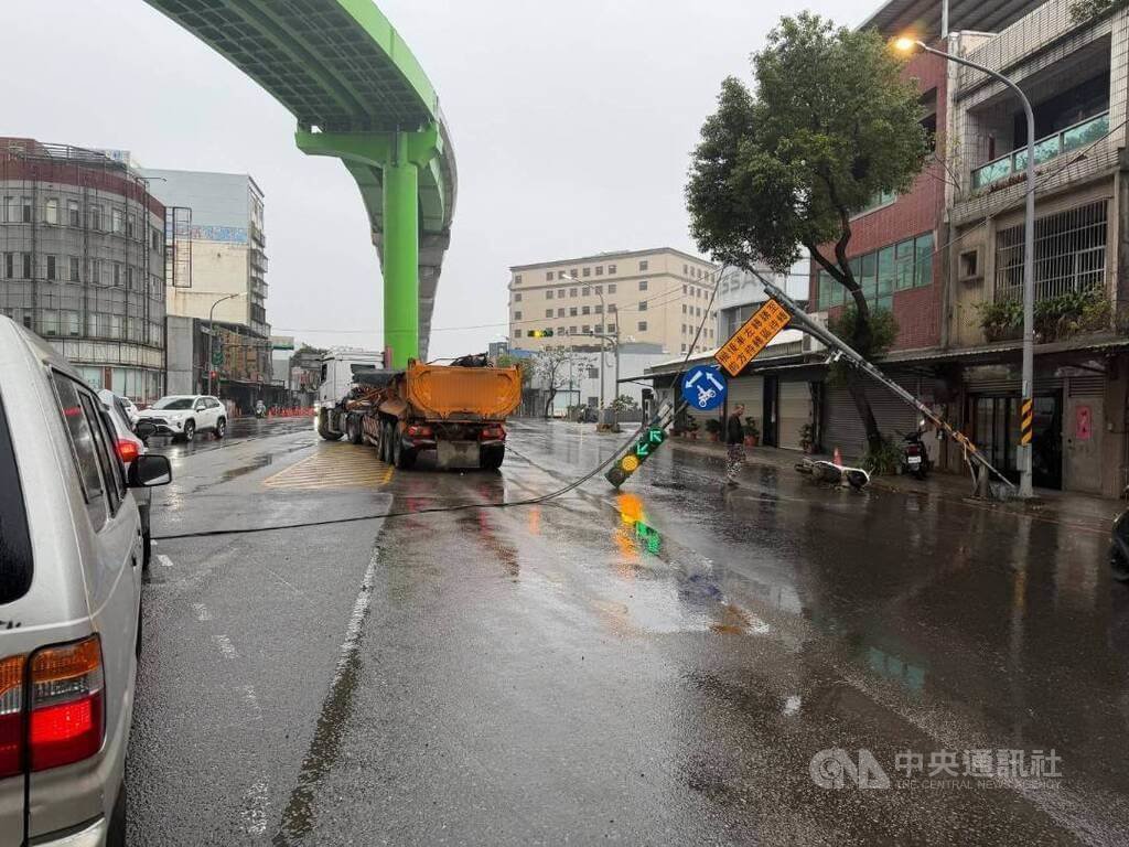 桃園曳引車防塵網未收 扯斷號誌桿波及3人車