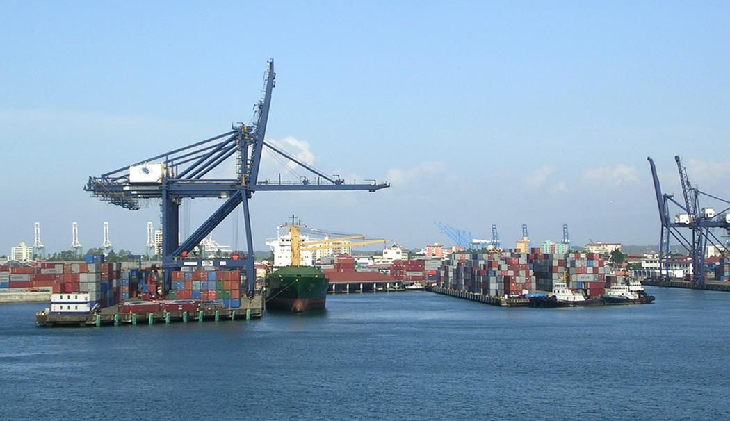  巴拿馬運河出海口 圖：取自維基百科 By Roger W from Sarasota, Florida, U.S.A. - Colon - Container Port, CC BY-SA 2.0 