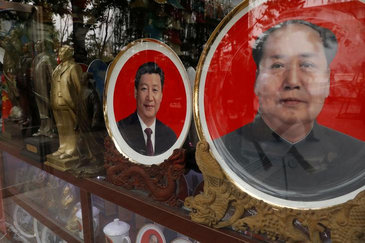 習近平權力有沒有像毛澤東一樣大？在北京的這個慶祝十九大產品中，習近平的肖像遠比「開國」的第一代領導人毛澤東要來得小，是否也暗示著在人民心目中的分量，倒不得而知。   圖：達志影像/路透社