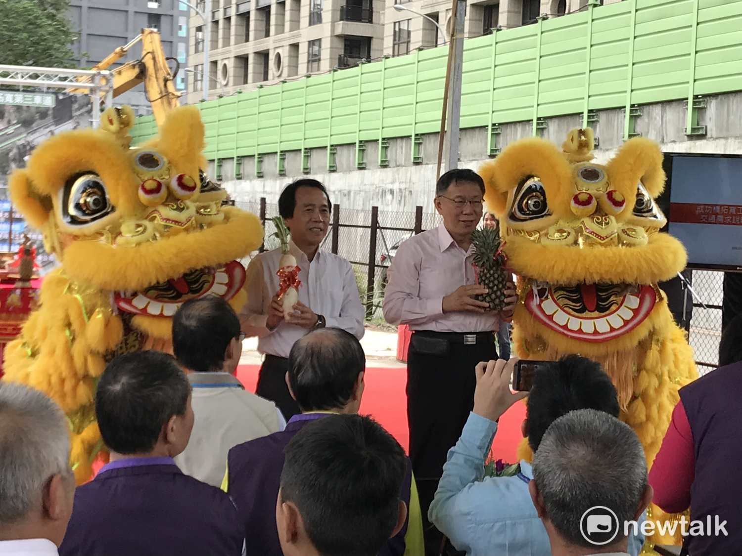台北市長柯文哲（右）與副市長林欽榮（左）上午出席成功橋拓寬工程開工典禮。   圖：周煊惠 / 攝