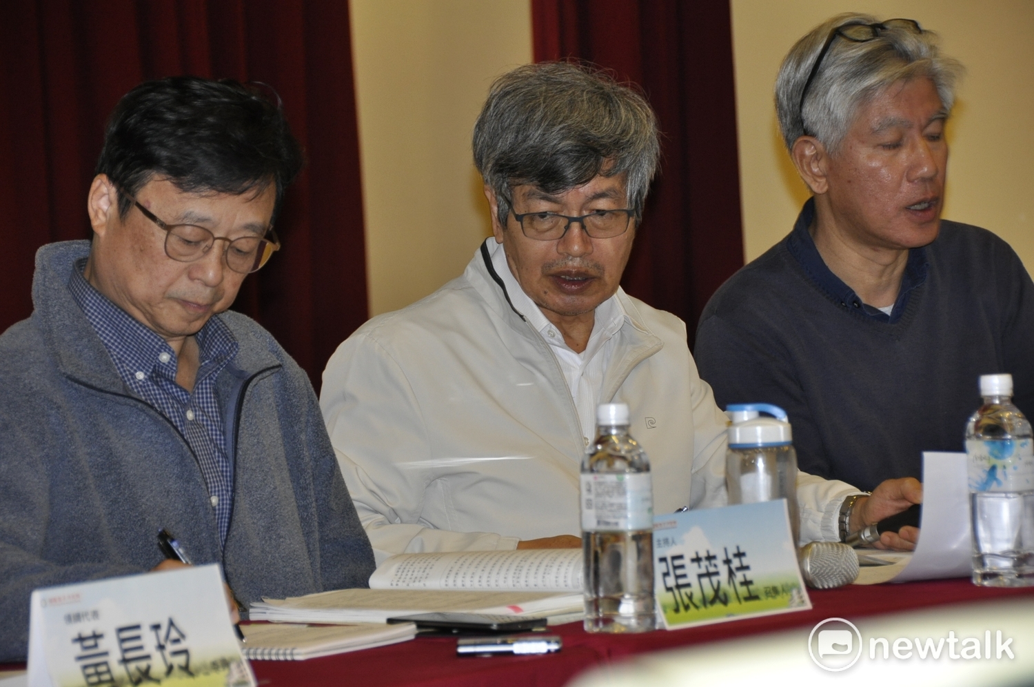 12年國教社會領域課綱草案今（28）日在師大附中舉行台北區公聽會，現場數度出現混亂。出席課綱委員都面有難色，極力忍耐反同團體的脫序。&nbsp;&nbsp;&nbsp;圖：陳香蘭／攝