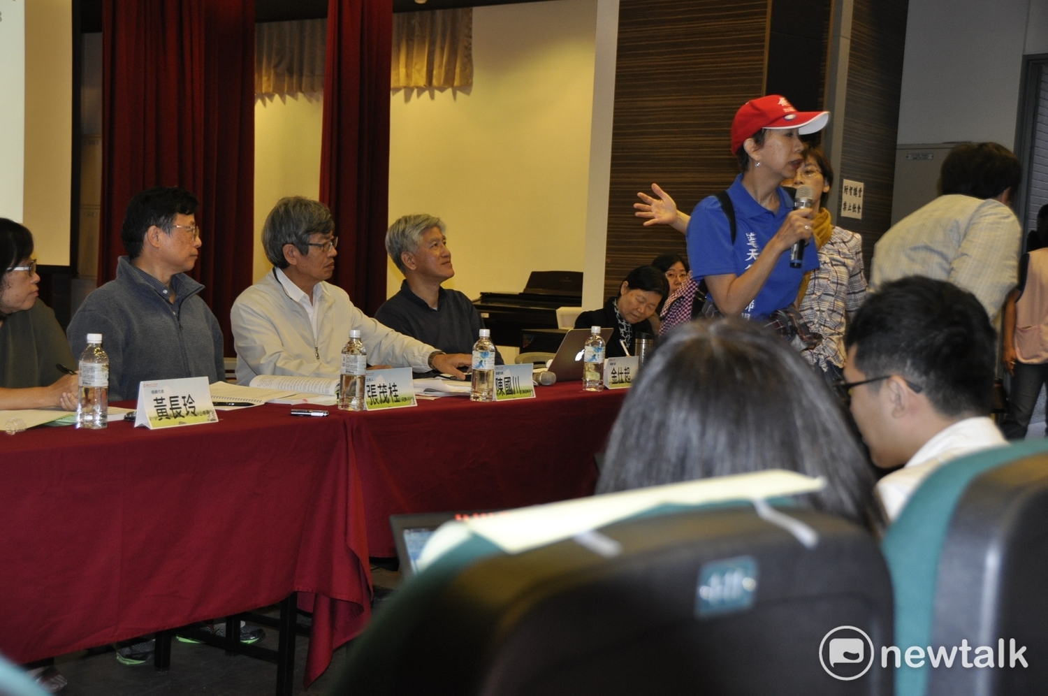 「反同」民眾劉梅x發言時（穿籃衣者），數度激動走到台前，一再挑釁課綱委員：「你們知道什麼是肛交嗎？你們覺得需要放在課綱裡面嗎?那請你們現在就示範給我們看，你們示範給我們看會不會…」&nbsp;&nbsp;&nbsp;圖:陳香蘭／攝