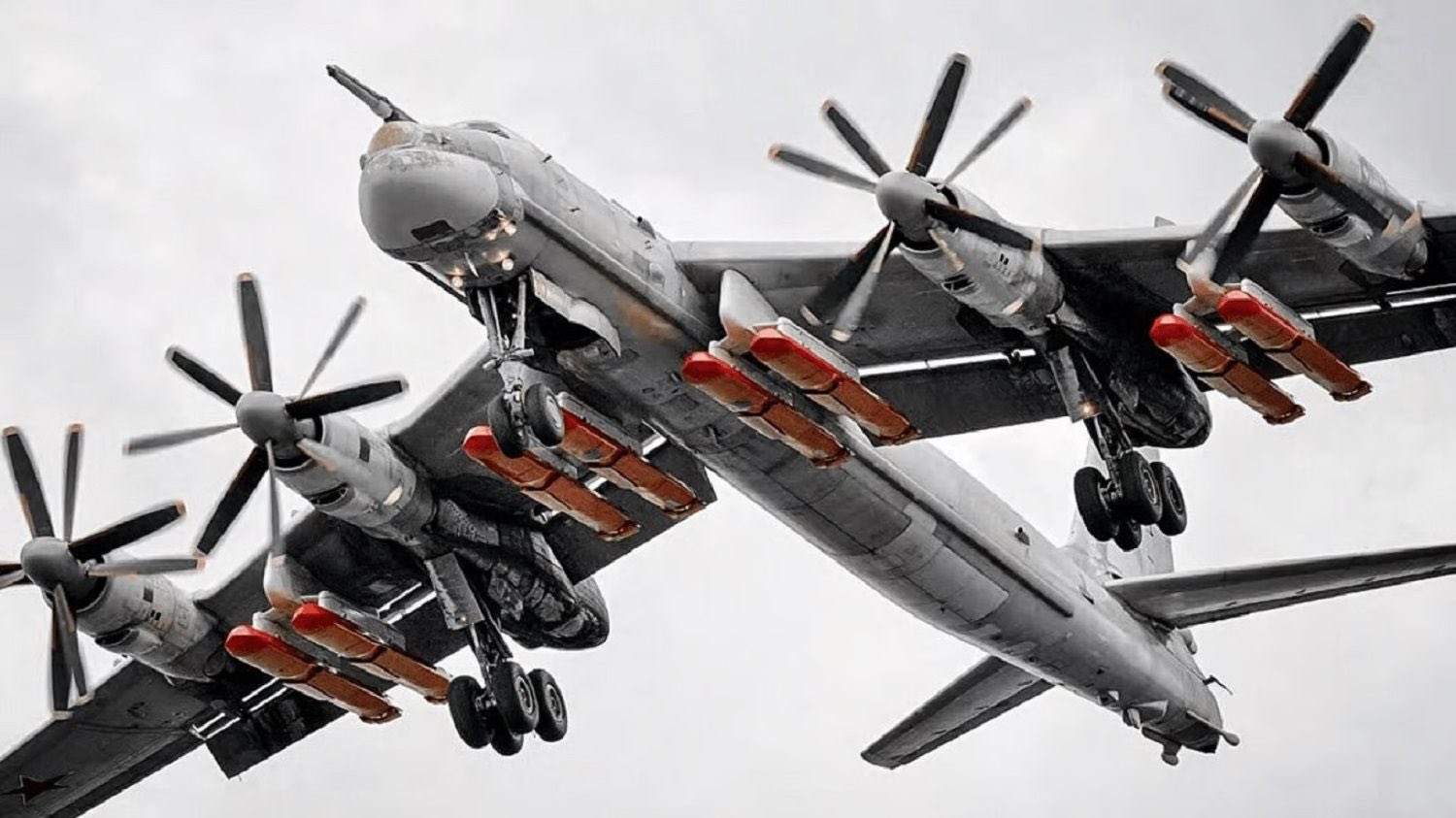 俄軍多架圖-95MS轟炸機自奧列尼亞空軍基地起飛，顯示夜間仍存在飛彈攻擊風險。 圖：翻攝自 X MilitaryNewsUA 