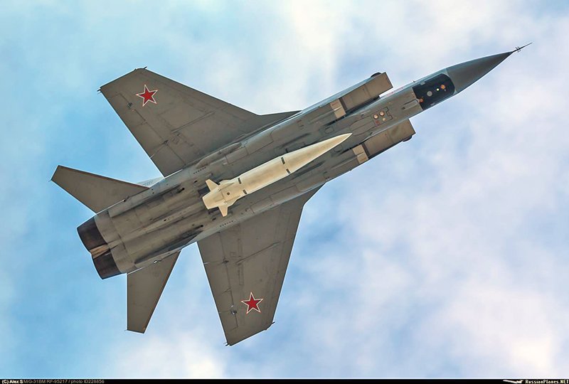  俄軍戰機攜帶 「匕首」（Kinzhal）高超音速空射彈道飛彈。(示意圖) 圖：翻攝自 X Global Surveillance 