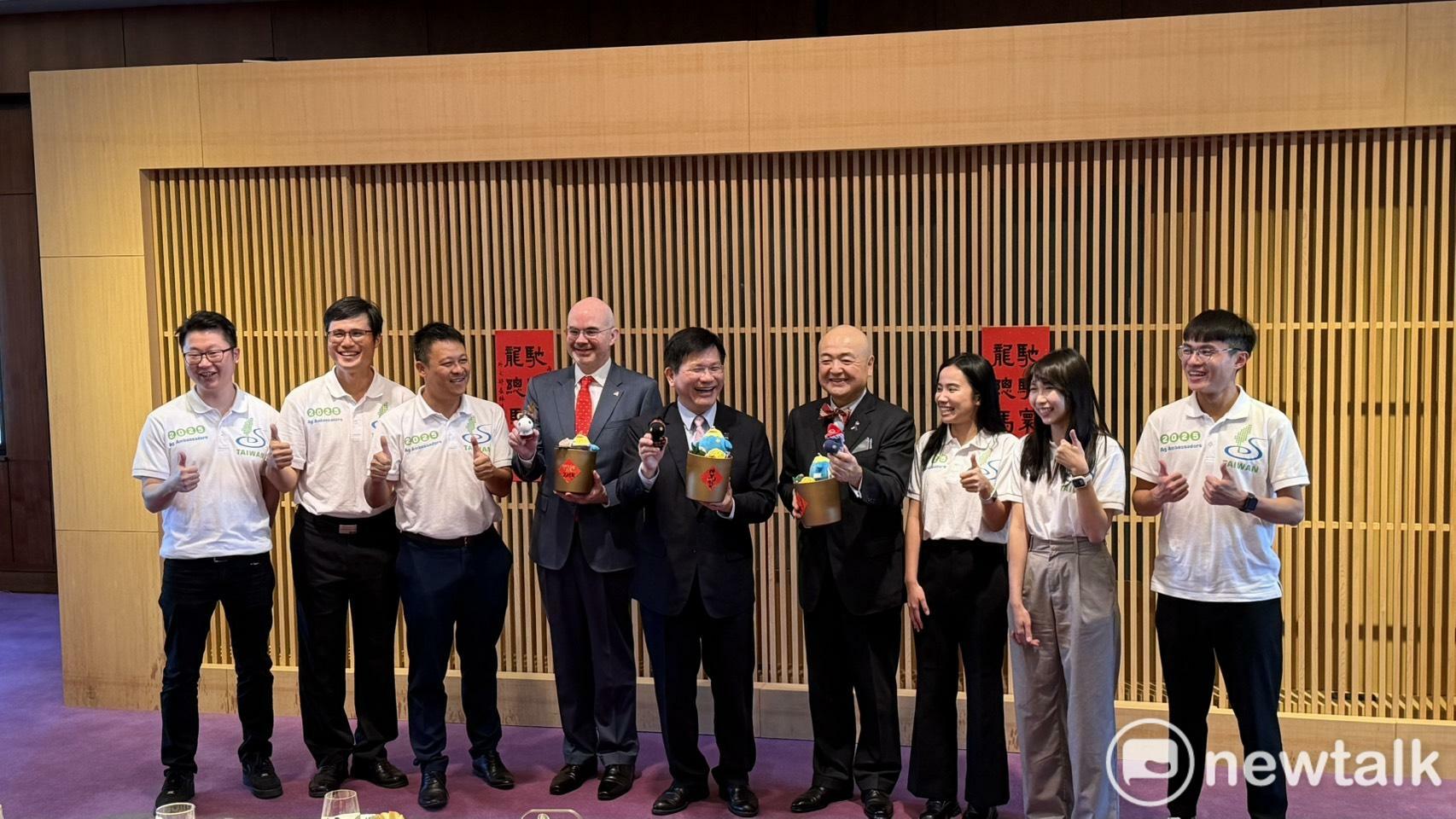  農業青年大使們送給林佳龍、谷立言、片山和之玩偶馬一起迎新春。 圖：高逸帆／攝 
