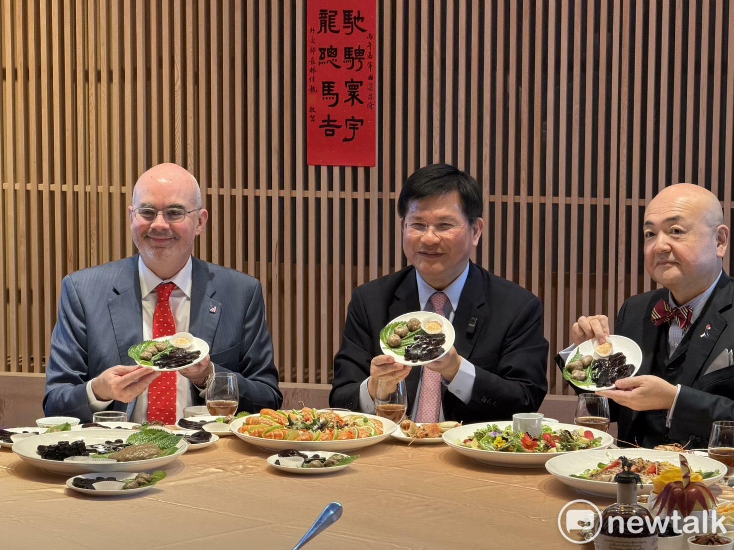  林佳龍、谷立言、片山和之享用福馬造型的仙草凍與仙草麻糬。 圖：高逸帆／攝 