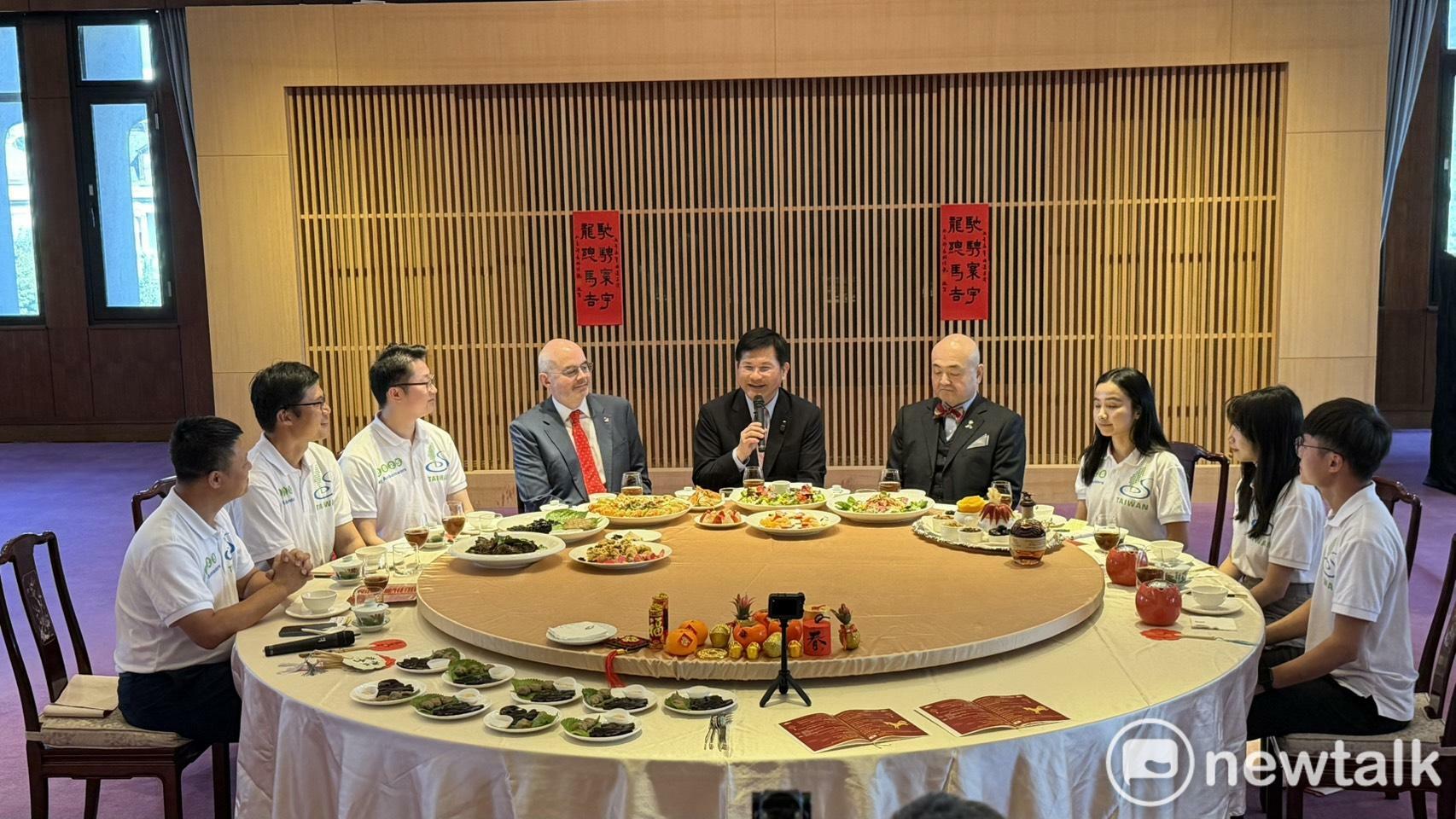  林佳龍、谷立言、片山和之與農業青年大使們一起圍爐。 圖：高逸帆／攝 