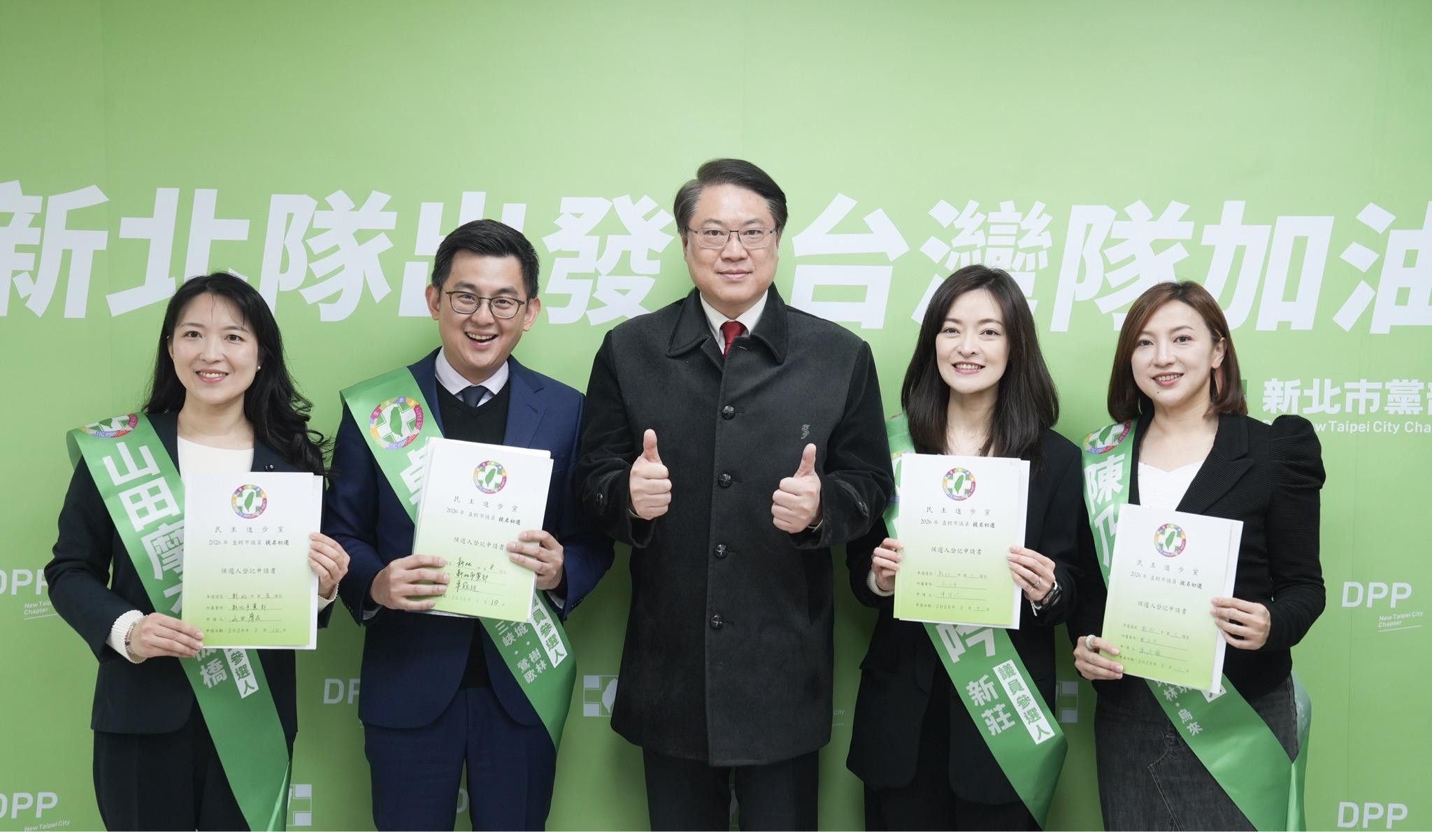  林右昌（中）陪同新北市議員陳乃瑜（右一）、山田摩衣（左一）、卓冠廷（左二），以及議員候選人陳岱吟（右二）至民進黨新北市黨部登記。 圖：陳乃瑜辦公室提供 