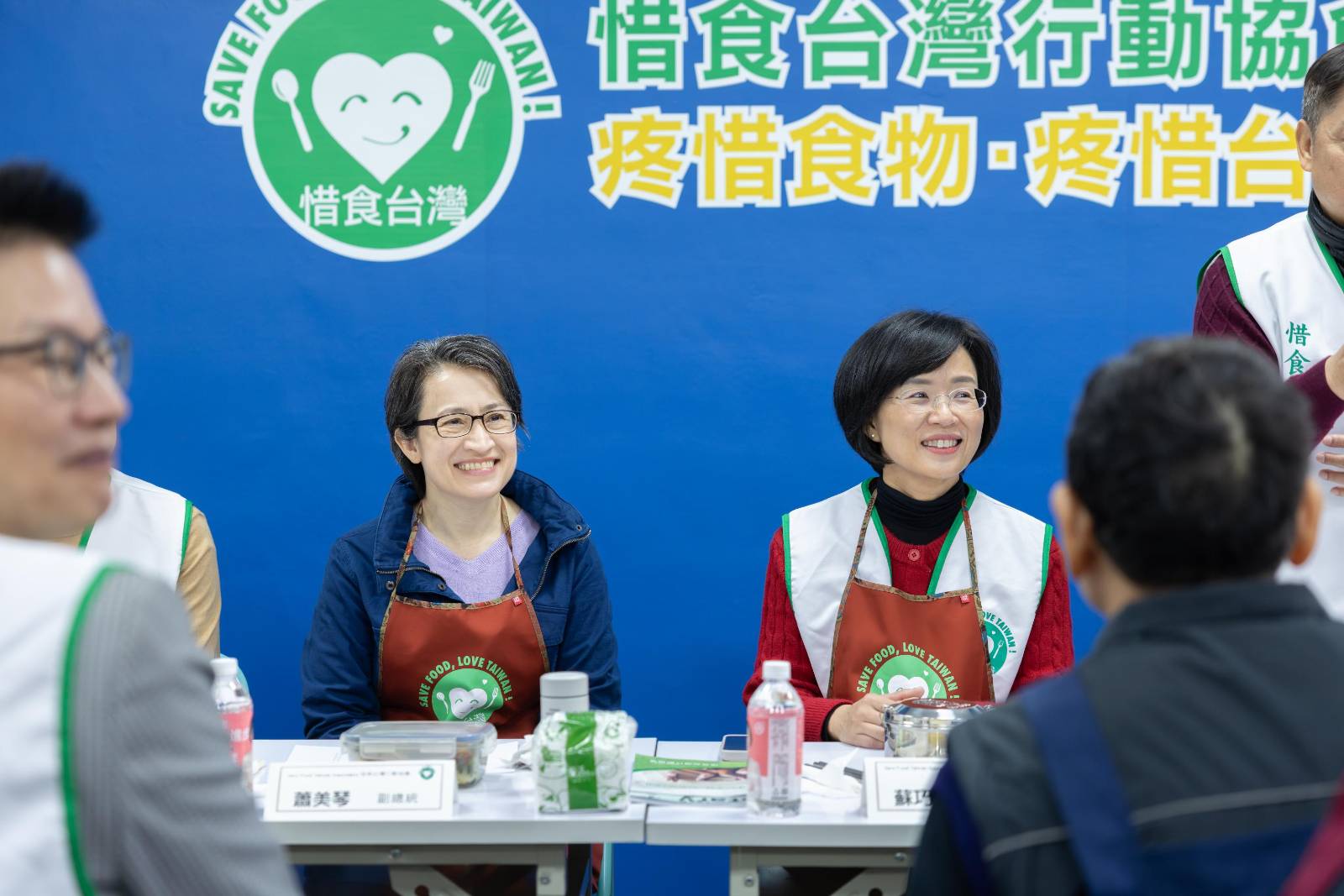  蕭美琴、蘇巧慧與民眾一起享用惜食便當。 圖：總統府提供 