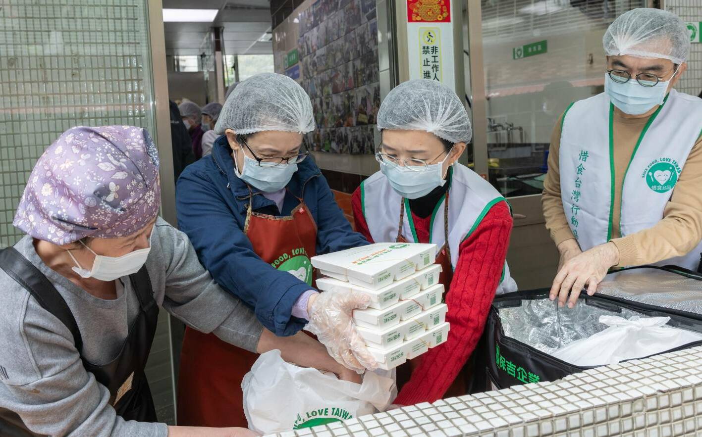 惜食廚房送暖做公益 蕭美琴攜手蘇巧慧包便當:揪甘心耶