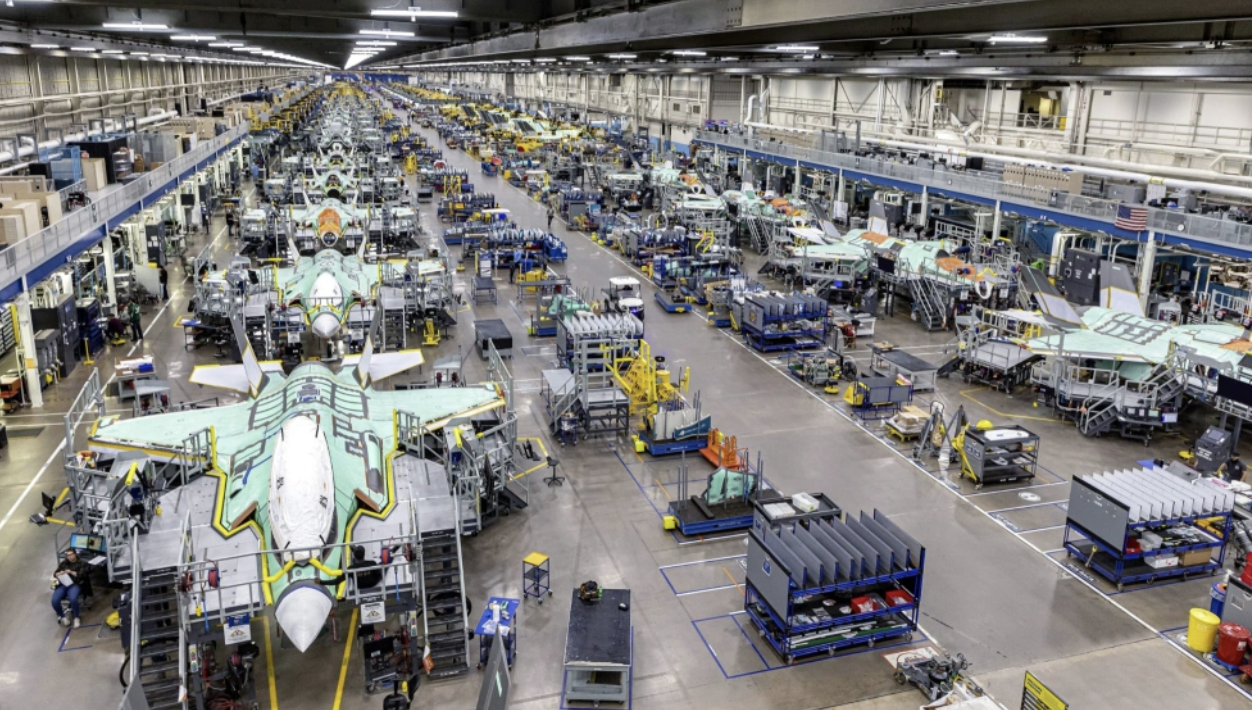  F-35 雷達系統所需的高功率微波元件與精密伺服電機，需仰賴釹、鏑、鋱等稀土元素製成的永磁材料，以確保在高溫高壓環境中維持性能穩定。若缺乏相關材料，雷達不僅難以生產，性能也將大幅下降。 圖：翻攝自 大觀國研 