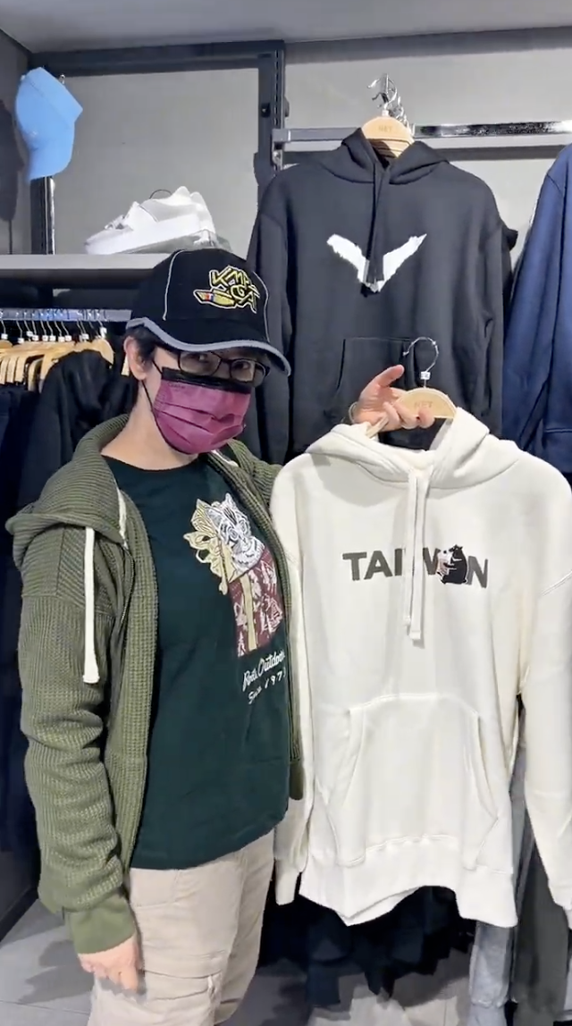  蕭美琴最愛有「TAIWAN」字樣的衣服。 圖：總統府提供 
