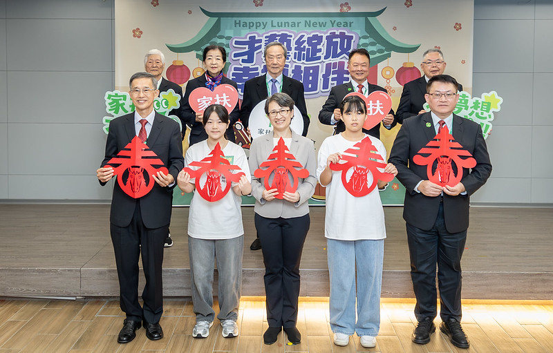  蕭美琴與現場貴賓一起進行剪紙迎春活動。 圖：總統府／提供 