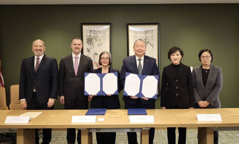 台美雙方在華府正式簽署貿易協議，確立先前公布的關稅安排，台灣商品輸美關稅將降至 15%。 圖：行政院／提供 