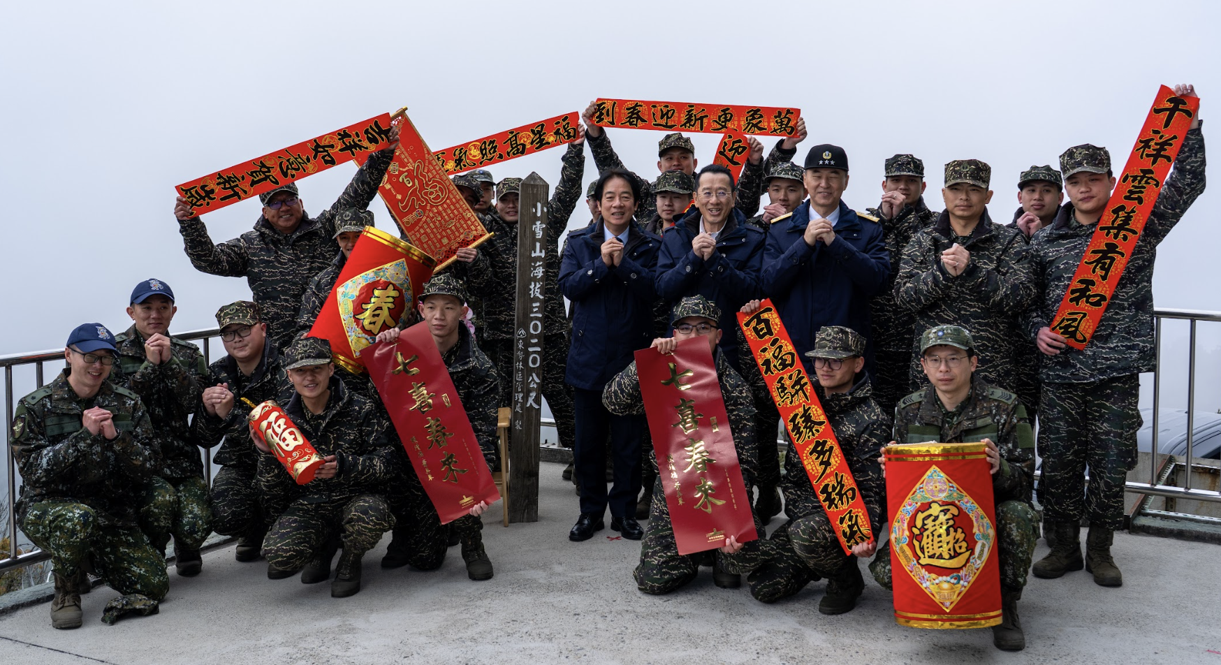 賴清德與國軍一起向民眾拜年。 圖：總統府／提供 