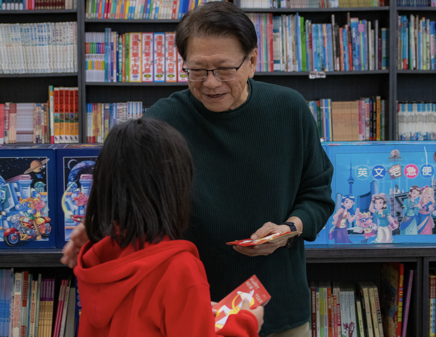  潘孟安回去精忠育幼院發福袋。 圖：總統府／提供 