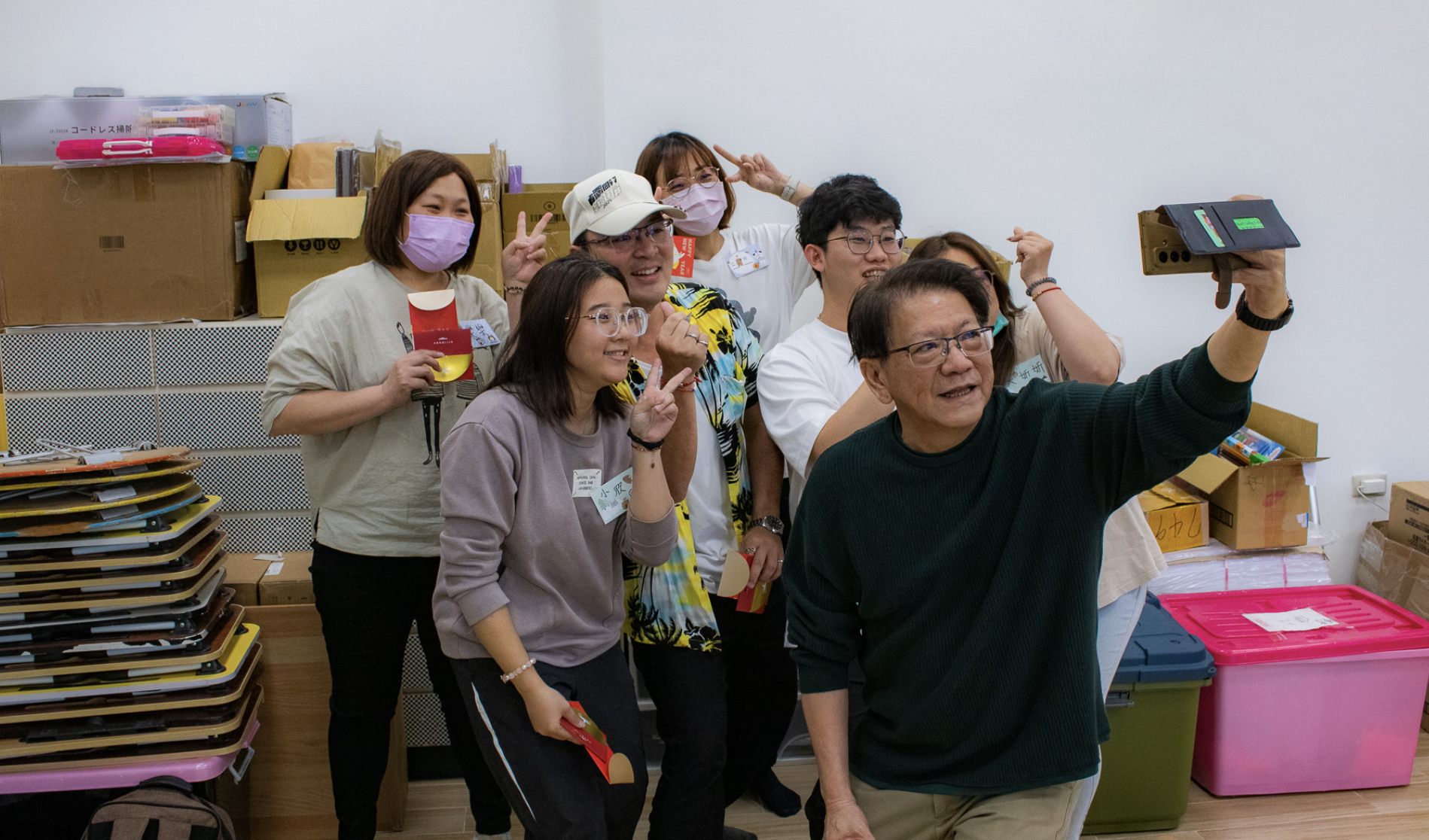  潘孟安笑稱自己是精忠育幼院的「終生志工」。 圖：總統府／提供 
