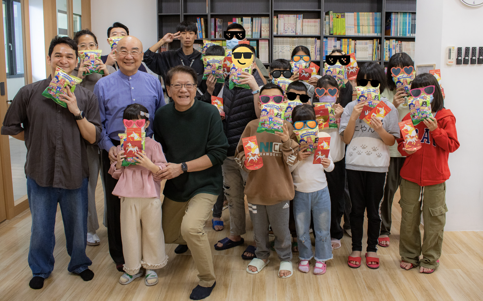 回屏東育幼院發福袋!孩童對潘孟安喊「縣長阿伯」暖翻