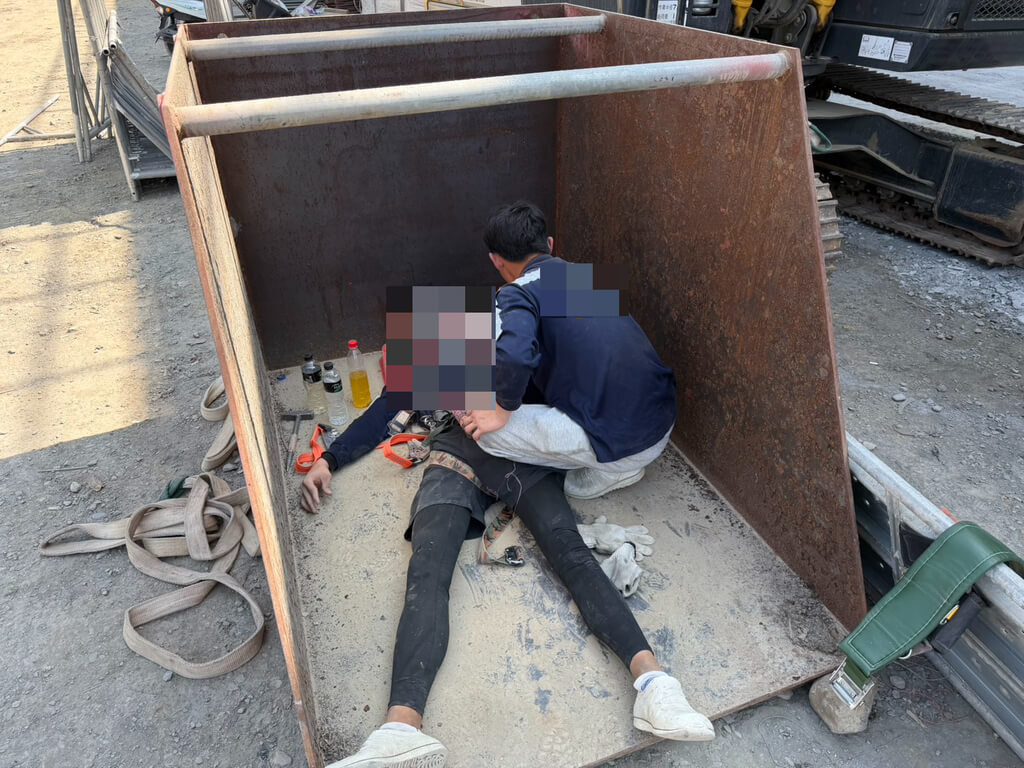 嘉義工地鷹架倒塌 5工人骨折、腳踝痛送醫