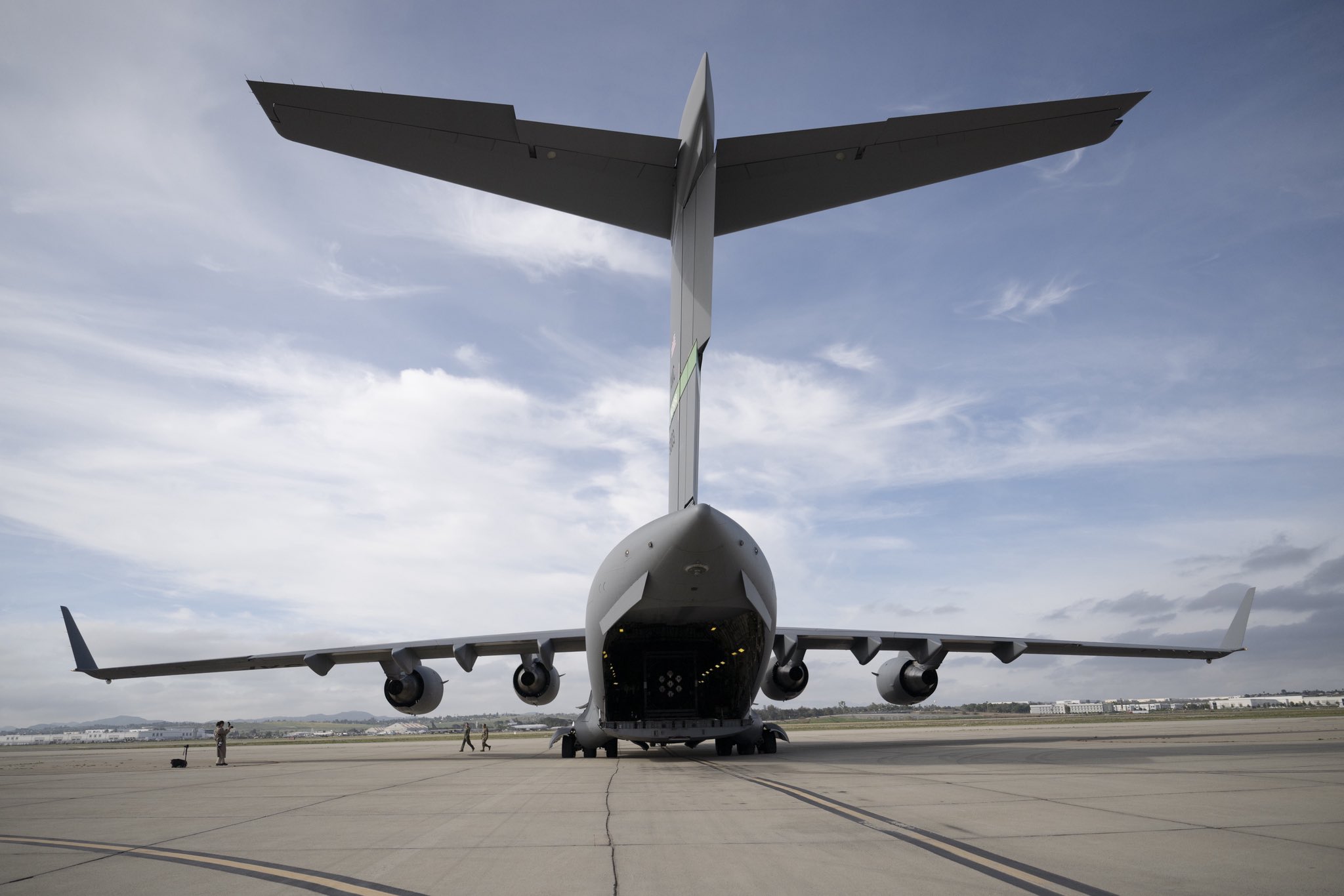  美軍動用C-17「全球霸王Ⅲ」運輸機運送武器到以色列。 圖：翻攝「X」@DeptofWar 