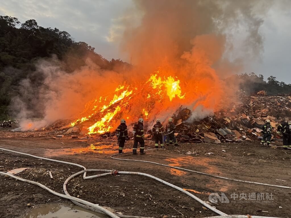 台北南港山豬窟掩埋場火警 雙北5區恐煙霧擴散