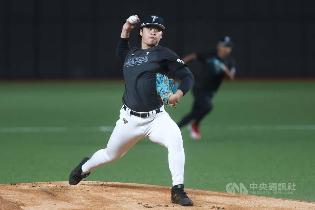 孫易磊適應WBC用球 試感受教練團甜蜜負擔