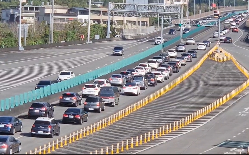 初五北返車潮湧現!雪隧回堵4公里 國5實施主線儀控