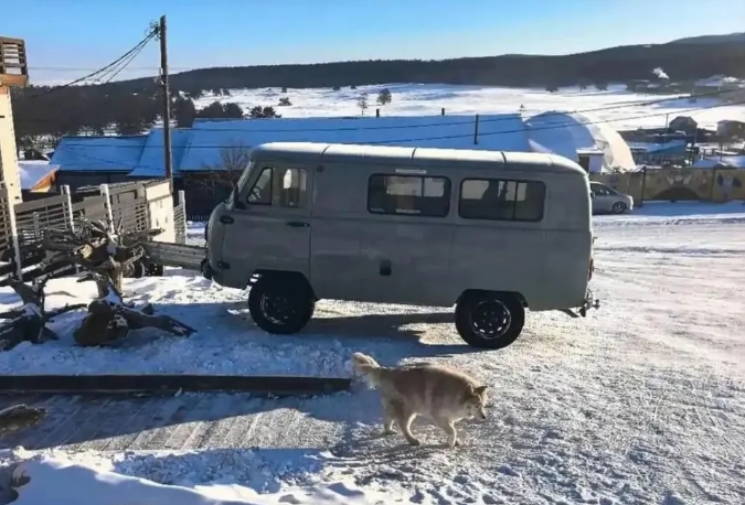  俄羅斯貝加爾湖冰上遊的小鋼砲車。 圖 : 翻攝自極目新聞 