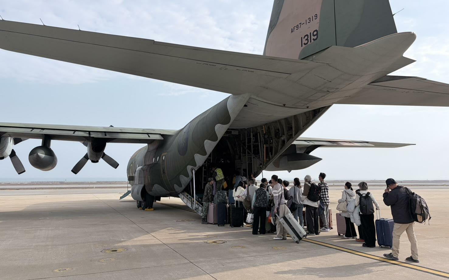 收假潮湧現!金門機場爆人潮 民航局啟動軍機疏運